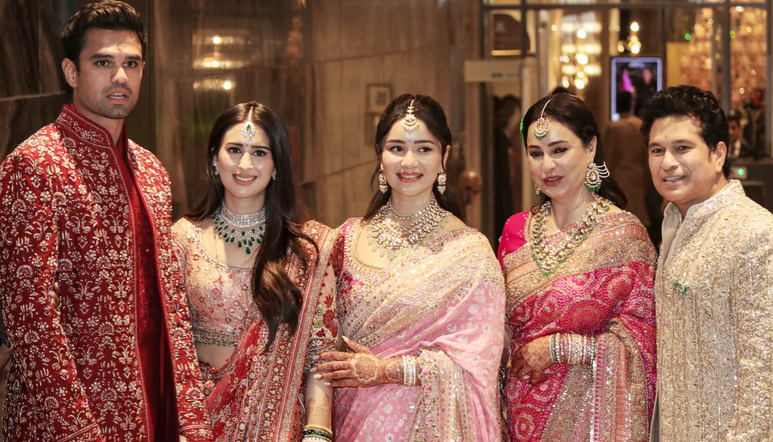 Arjun Tendulkar and Saaniya Chandhok wedding photo with Sachin Tendulkar and family