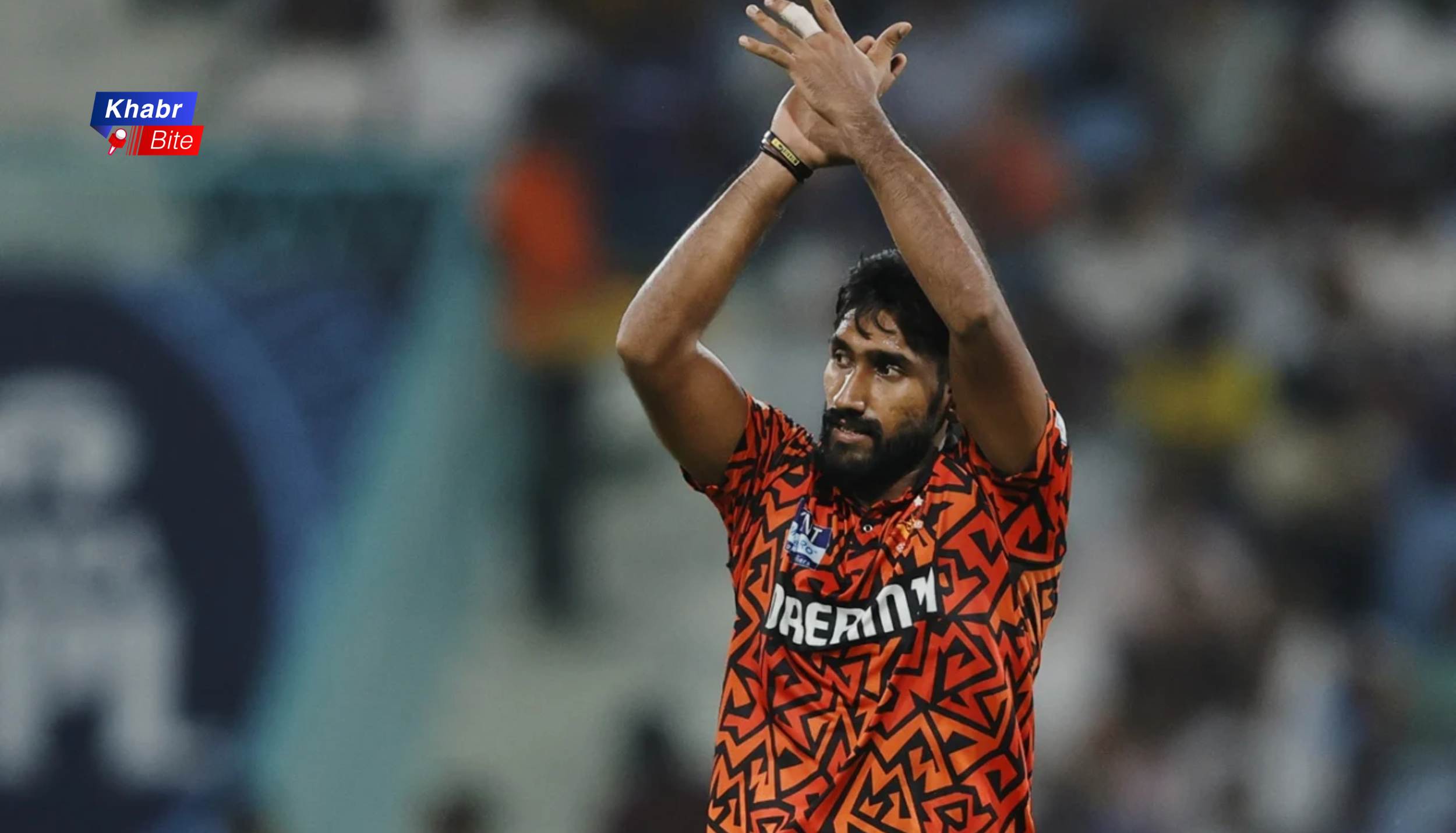 Eshan Malinga applauding in Sunrisers Hyderabad jersey ahead of IPL 2026 after clearance