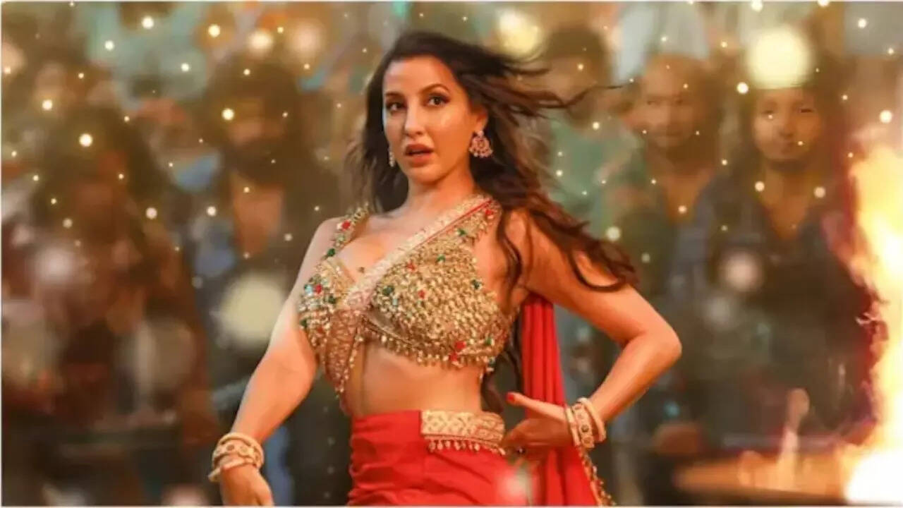 Nora Fatehi dancing in Sarke Chunariya Teri song scene